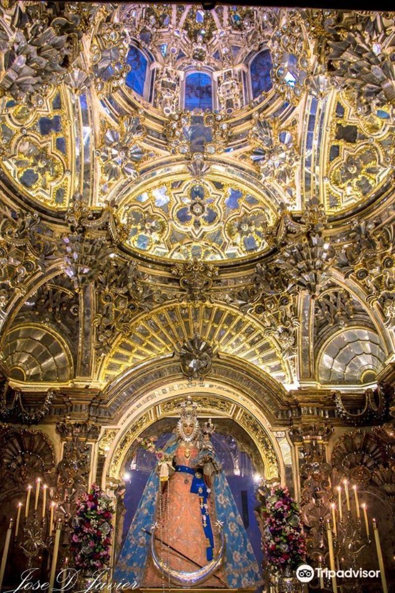 Camarin de Nuestra Senora del Rosario Coronada